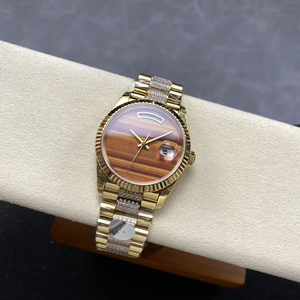 Montre de luxe professionnelle avec cadran doré poli et bracelet en acier inoxydable orné de diamants - Product Image 3