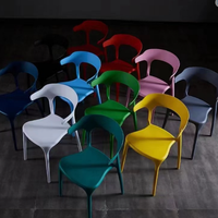 Chaise de salle à manger pp design de restaurant bon marché en usine Café en plastique coloré Tables et chaises Chaise d'extérieur Café