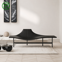 Fauteuil lounge moderne de luxe en cuir noir, chaise longue ailée minimaliste, design ergonomique, salon, chambre, hôtel, bureau