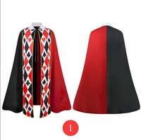 Cape de cosplay sur le thème du poker pour Halloween, cape rouge et noire à motif losanges avec imprimés cœurs et piques, parfaite pour les costumes de fête Comic Con