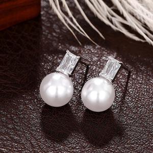 Pendientes de Bola de Oro Blanco E2977 con Diamante de Corte Esmeralda y Perla de Imitación para Mujer, Estilo Clásico para Boda - Product Image 3