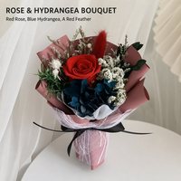 Bouquet artificiel de roses rouges avec hortensias bleus et plumes dans un papier à deux couches pour la décoration de sa maison, cadeau pour elle