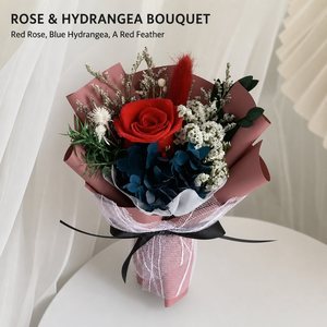 Bouquet artificiale di rose rosse con ortensie blu e piume in carta a due strati per la decorazione della casa, idea regalo. - Product Image 1