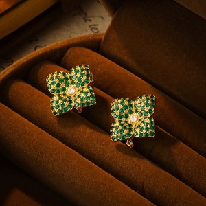 Boucles d'oreilles pour femmes en micro-zircone incrustée, motif fleur à quatre feuilles, tendance, luxe haut de gamme, avec un tempérament explosif pour les mondaines - Product Image 4