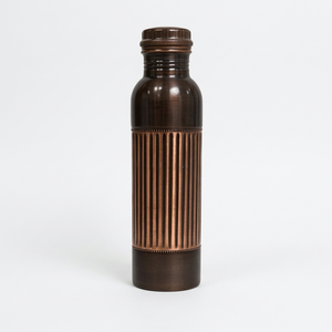 Bouteille d'eau en cuivre écologique de style ayurvédique pour usage régulier, favorisant la vitalité, la digestion et le bien-être équilibré - Product Image 1