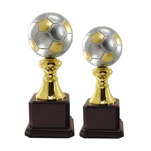 Tùy Chỉnh Nhựa Giải Thưởng Trophy Nghiêng Thiết Kế Với Kim Loại Màu Bóng Đá Thể Thao Trophy Với Cơ Sở Bằng Gỗ Giải Thưởng Bóng Đá Cho Vip Máy Nghe Nhạc