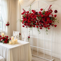 Chemin de table en roses rouges artificielles sur support en grille de fer pour arrangement floral au sol pour décoration de mariage