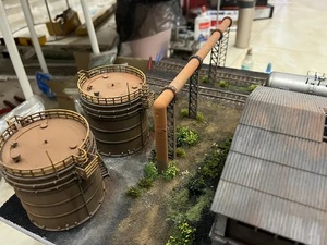 Diorama de Fábrica Abandonada a Escala HO 1:87 con Almacén y Tanques de Petróleo Compatible con Piko Roco <span class=keywords><strong>Faller</strong></span> 60x40cm - Product Image 5