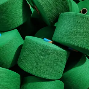 Filato di cotone riciclato in poliestere misto filo di cotone cardato di colore verde per uso di tessitura a maglia