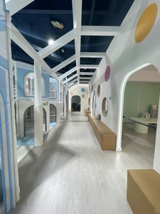 Équipement de jeu souple personnalisé Ledi-95 de 500 mètres carrés pour enfants, aire de jeux intérieure avec fonctions de jeu de rôle, parc d'attractions en bois et métal - Product Image 4