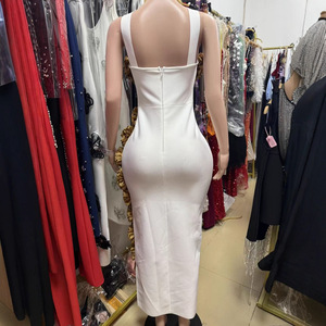 Elegantes weißes Maxikleid mit Neckholder, goldenen Blumen-Strasssteinen, figurbetontes Bandage-Kleid für formelle Abendveranstaltungen, Hochzeiten, Cocktailpartys und Galas. - Product Image 3