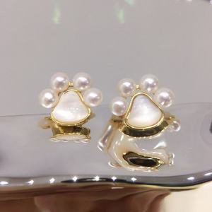 Boucles d'oreilles clous Yili vintage tendance en argent S925 avec perle blanche et motif patte de chat mignon pour femme, idéales pour les fêtes et les cadeaux d'anniversaire - Product Image 1