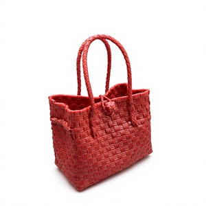Sac fourre-tout en plastique tressé écologique rouge pour femme, idéal pour la plage, le shopping, le rangement et les voyages – Fournisseur personnalisé - Product Image 3