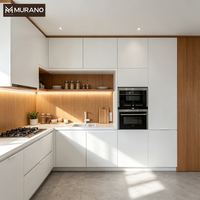 Meuble de cuisine mural sur mesure avec niche pour évier et four empilé pour projet d'aménagement intérieur de condo
