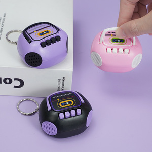 Mini Radio Retro Creativa de Plástico, Grabadora Portátil Nostálgica con Funciones de Grabación y Reproducción, Llavero, Colgante para Mochila, Regalo - Product Image 2