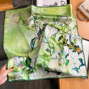 Foulard Quadrato in Seta con Logo Personalizzato all'Ingrosso, Bandane Stampate per Donne, Sciarpe Eleganti e Fotogeniche - Product Image 3