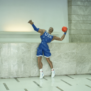 Personnalisée de haute qualité <span class=keywords><strong>NBA</strong></span> USA OEM ODM moderne intérieur artisanat dessin animé Sport athlète basketteur en fibre de verre statue sculpture - Product Image 1