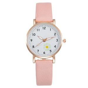 Reloj de cuarzo minimalista para mujer con correa de cuero rosa y diseño de esfera con margaritas - Product Image 1