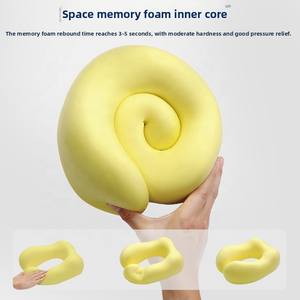 หมอนรองคอรูปตัวยูสำหรับเดินทาง ทำจากเมมโมรี่โฟมแบบคืนตัวช้า ใช้ได้ทั้งในรถยนต์และที่ทำงาน รองรับการงีบหลับอย่างสบาย ใช้เป็นที่พักคอในรถยนต์ได้ - Product Image 2