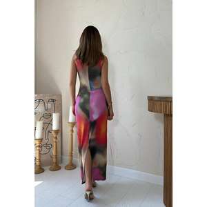 Vestido beige al por mayor con estampado batik, sin tirantes, tipo tubo con abertura para fiesta, de tela tejida transpirable. - Product Image 1