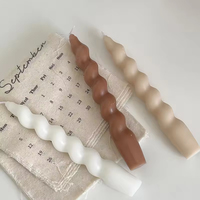 Bougies coniques torsadées colorées parfumées, emballées individuellement, idéales pour la décoration de fêtes d'anniversaire - Vente Flash
