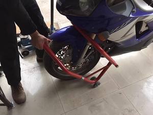 LEE-DING Support de levage trois étoiles pour <span class=keywords><strong>moto</strong></span>, pour roue avant, dispositif de fixation pour stationnement et outil d'entretien, double usage avant/arrière, 750LBS - Product Image 3