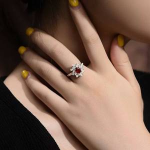 แหวนทองคำ 18K ประดับทับทิมสีแดงเลือดนกธรรมชาติ 1.03 กะรัต ไม่ผ่านการอบความร้อน พร้อมเพชรทรงบริลเลียนต์ 38 เม็ด ประดับรั้วเพชรทรงดอกไม้ เครื่องประดับอัญมณีชั้นดี - Product Image 5