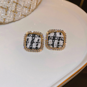 Pendiente de tuerca de esmalte de <span class=keywords><strong>ajedrez</strong></span> para mujer, estilo <span class=keywords><strong>coreano</strong></span> elegante, negro, blanco, geométrico, forma cuadrada - Product Image 3