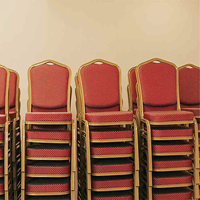 Chaises de banquet empilables en aluminium de luxe rouge et or, style moderne, pour hôtels, salles de mariage et événements - Vente en gros