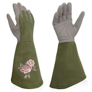 Guantes de jardín de invierno de cuero sintético con flores bordadas a buen precio con altos estándares de seguridad para entrenamientos de invierno - Product Image 1