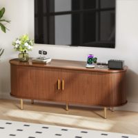 Meuble TV ovale en noyer de 55 pouces avec 2 prises de courant et ports USB, portes coulissantes cannelées, étagère réglable et 5 pieds dorés pour téléviseurs jusqu'à 60 pouces.