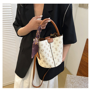 Sac seau bandoulière LY de luxe pour <span class=keywords><strong>femme</strong></span>, style vintage, en PU, grande capacité, avec monogramme classique et <span class=keywords><strong>foulard</strong></span> en soie - Product Image 6
