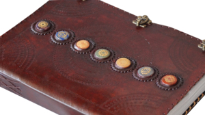 7つのチャクラ石埋め込みスケッチブックジャーナル手作りエンボス加工本革ノートまたは日記3アンティーク真鍮Cロック付き - Product Image 4