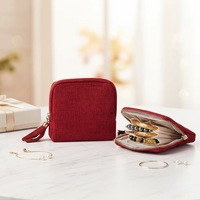 Pochette à bijoux portable rouge avec fermeture éclair et pompon, logo en relief, fournie par l'usine, pour ranger colliers, bagues, montres, clés, sac à bijoux