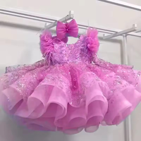 Robe tutu rose corail pour bébé avec bordure en plumes, corsage à paillettes scintillantes, jupe à volants, nœud assorti inclus, idéale pour les anniversaires