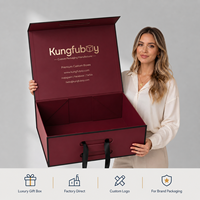 Premium Maßgefertigte Weinrote Starre Kartonbox mit Goldfolien-Logo, Magnetverschluss und Griff für Kleidung