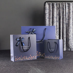 ถุงใส่เครื่องประดับกระดาษแข็งสีขาวปั๊มทอง พร้อมโบว์ริบบิ้นสวยหรู สำหรับงานแต่งงาน งานเลี้ยงวันเกิด ของชำร่วย ของแจก แบรนด์เนม - Product Image 2