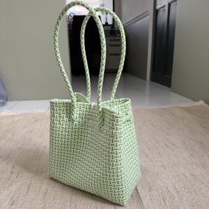 Sacs à main uniques en tissu blanc et vert faits à la main pour femmes, sac tissé de qualité supérieure en plastique recyclé, tissage recyclé d'Indonésie - Product Image 3