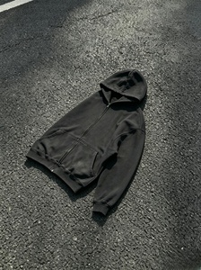 Sudadera con capucha y cremallera para hombre, negra, de tejido de punto, corte regular, con bolsillos. - Product Image 2