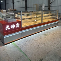 Maßgefertigte Luxus-Bäckereivitrine mit LED-Beleuchtung, Robuste Umweltfreundliche Langlebige 3-stufige Glas/Plexiglas-Vitrine für Einzelhandelsgeschäfte