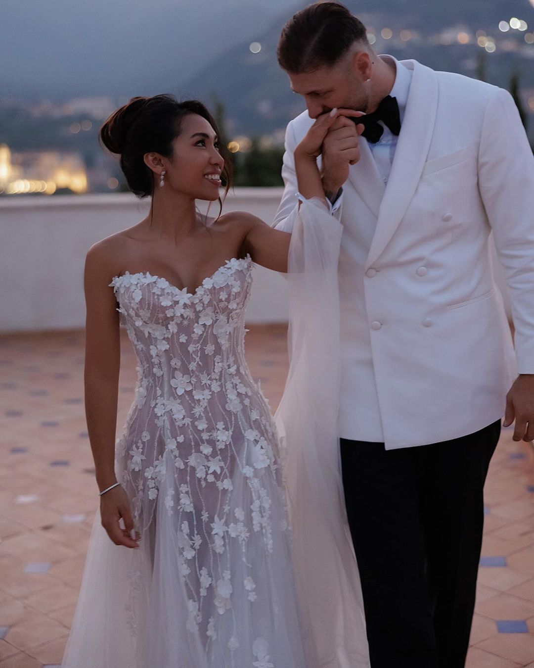 wedding dress hot white pearl