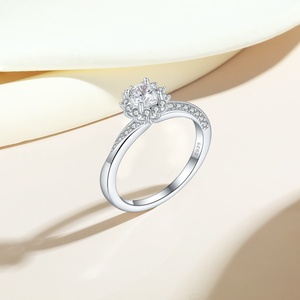 Bagues de fiançailles et de mariage pour femmes en argent sterling 925 avec zircon taille princesse, serties à griffes, plaquées rhodium, style Hip Hop, vente en gros - Product Image 4
