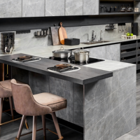 Meubles de cuisine modulaires modernes avec îlot central, bar à petit-déjeuner, portes vitrées, design écologique, finition gris pierre pour salle à manger