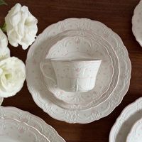 Ensemble de tasses et d'assiettes en céramique à imprimé floral rose baroque européen avec un design en dentelle en relief, ensemble d'assiettes à dîner vintage pour mariage