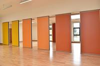 Portes de séparation de pièce commerciales modernes en bois et aluminium, pliables, amovibles, acoustiques, hautement efficaces pour restaurants, écoles, gymnases