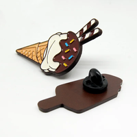 Épinglette en émail personnalisée avec motif cône de crème glacée noir et barre de chocolat, avec attache en caoutchouc, conception artistique gratuite sur mesure