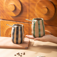 Tasse en céramique artisanale au four, style japonais minimaliste vintage, en poterie rustique, avec paille, vente en gros