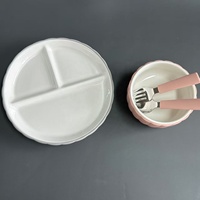 Assiette en céramique de haute qualité à 3 divisions avec couvercle d'aspiration en silicone Assiette en céramique mignonne