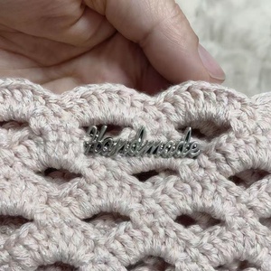 ผู้ผลิตมืออาชีพ ออกแบบโลโก้ ป้ายโลหะ แผ่นโลโก้โลหะ ป้ายโลหะสีทองสำหรับกระเป๋าถือ - Product Image 3