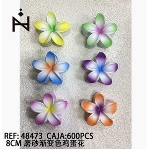 Fermaglio per capelli a fiore di frangipani sfumato effetto ghiaccio 8 cm, pinza colorata - Product Image 1
